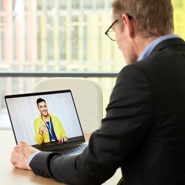 Un home nunha videochamada cun empregado IKEA.
