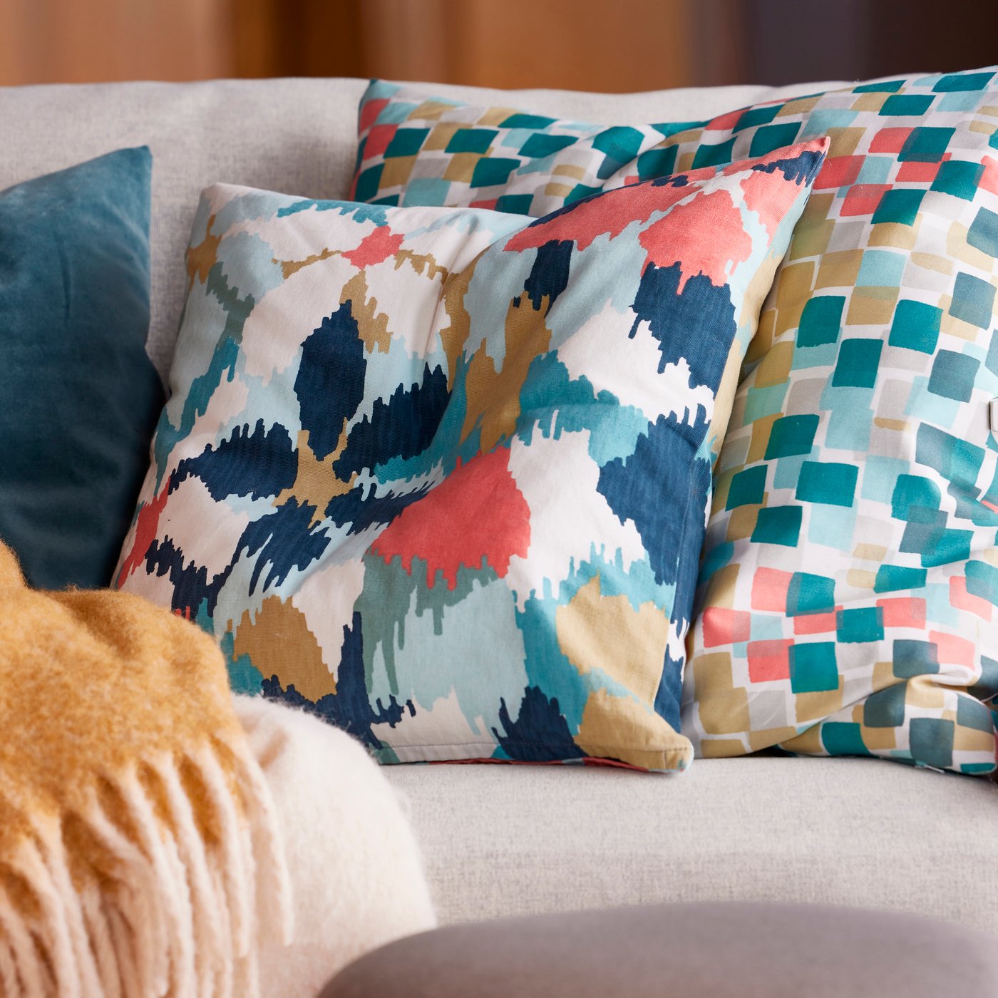 A white/dark blue GAFFELFIBBLA cushion cover