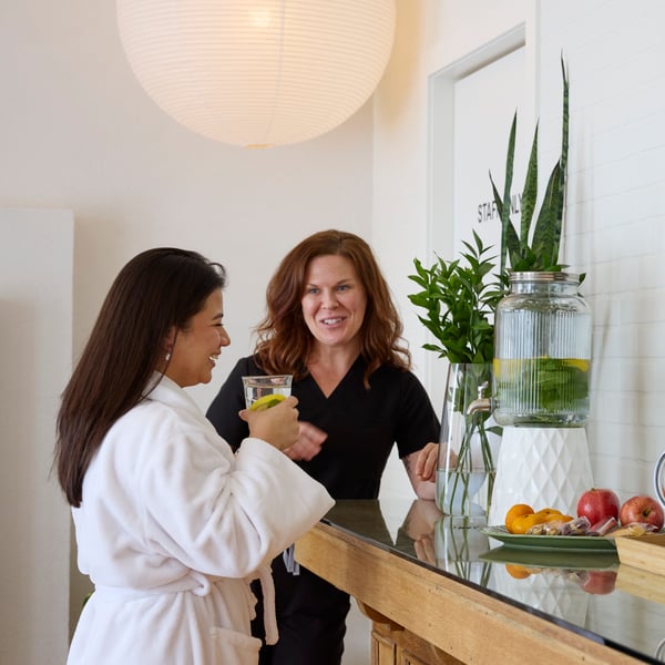 Deux femmes qui boivent un verre