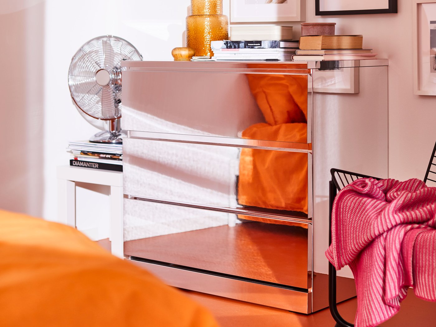 En MALM byrå med spegeleffekt och tre lådor.

