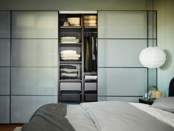 A natural SMARRA box with lid in the bedroom