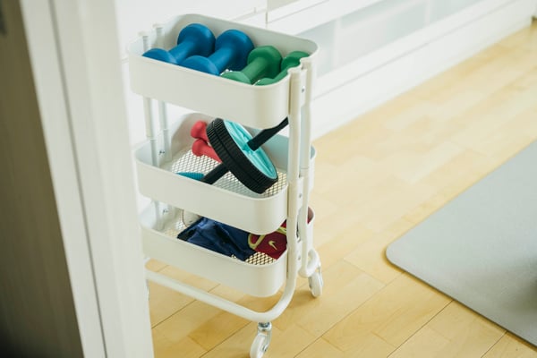 RÅSKOG /ロースコグ ワゴンにはトレーニング用品が収納されている。