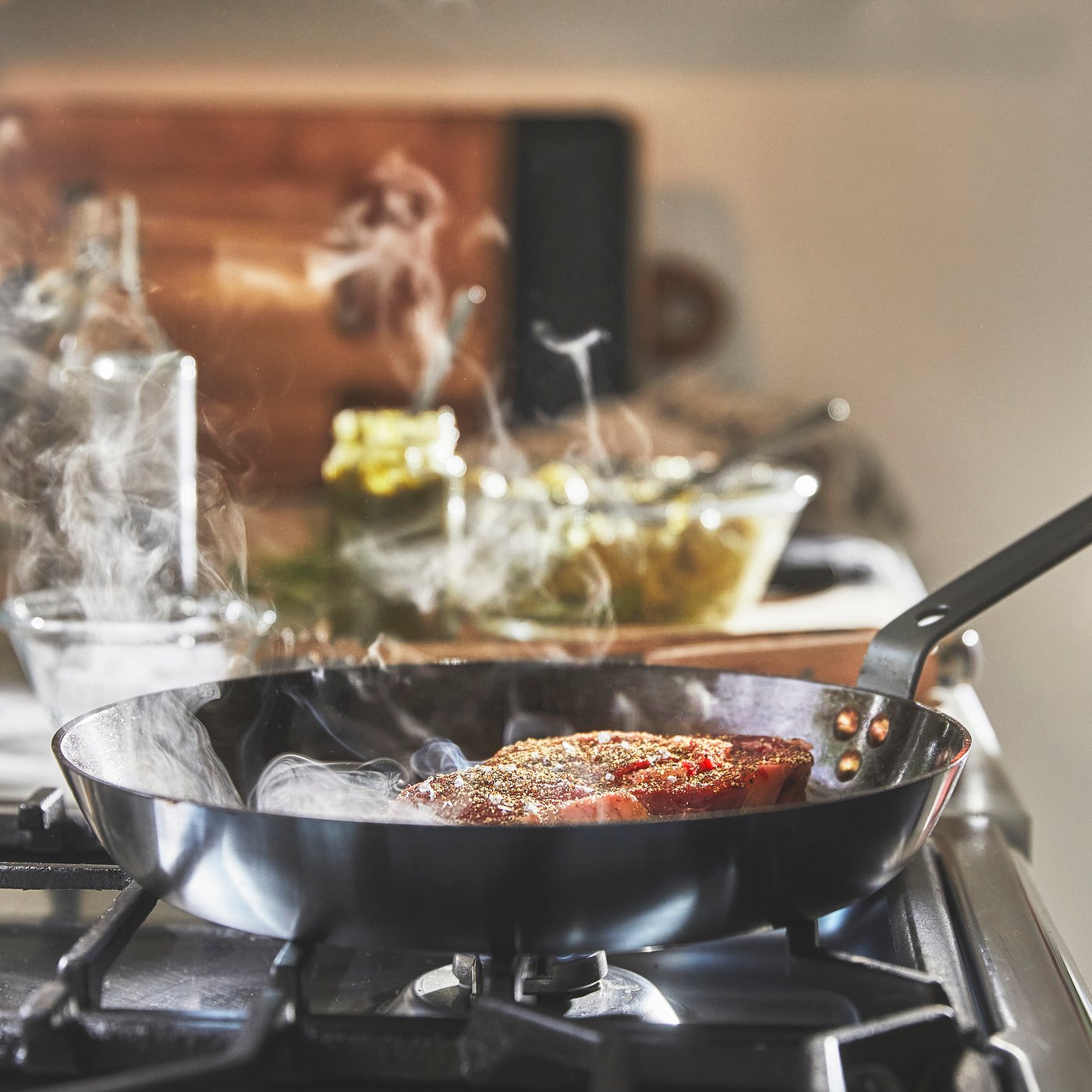 pánev VARDAGEN z uhlíkové oceli položená na sporáku při přípravě jídla