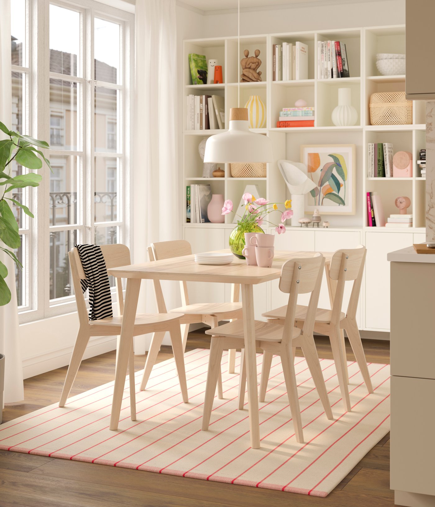 Ein LISABO Tisch aus Eschenfurnier und Esche sowie vier Stühle