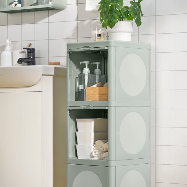 Ein grüner IVÖSJÖN Schrank mit Türen
