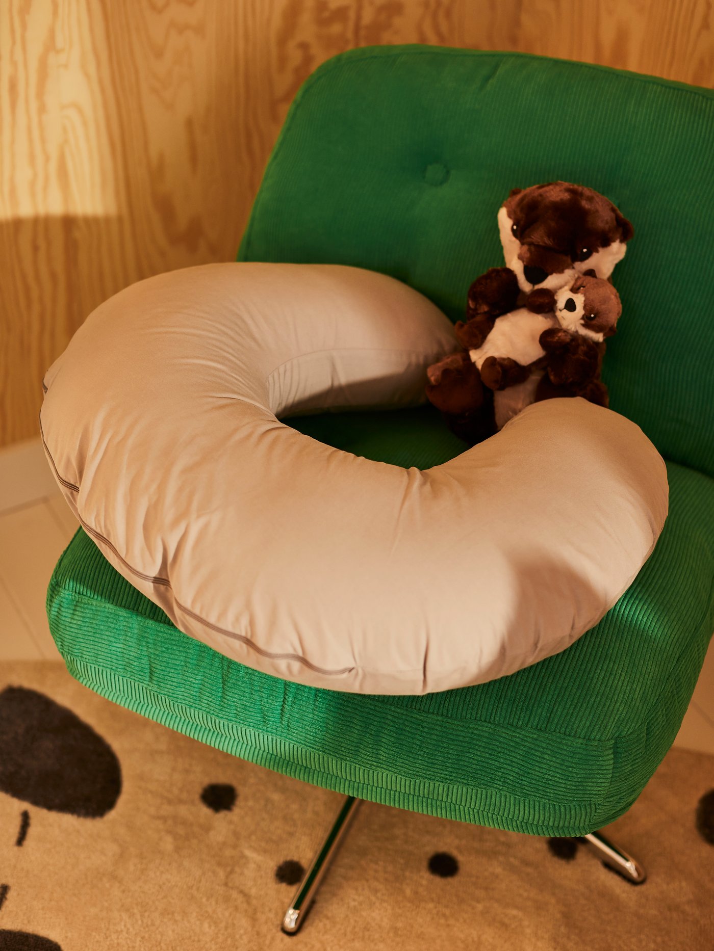 Poduszka LEN na zielonym fotelu obrotowym DYVLINGE