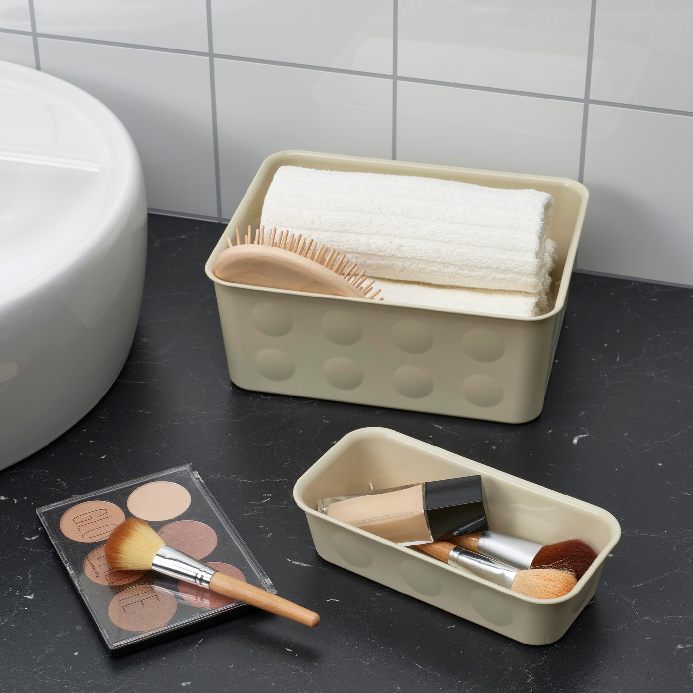 A plastic/beige NOJIG organiser in the NA