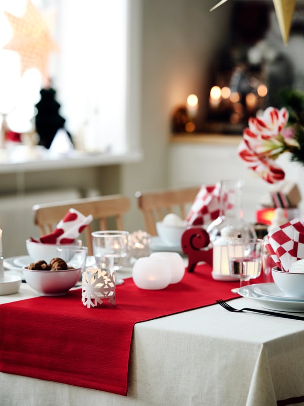 A red VINTERFINT table-runner