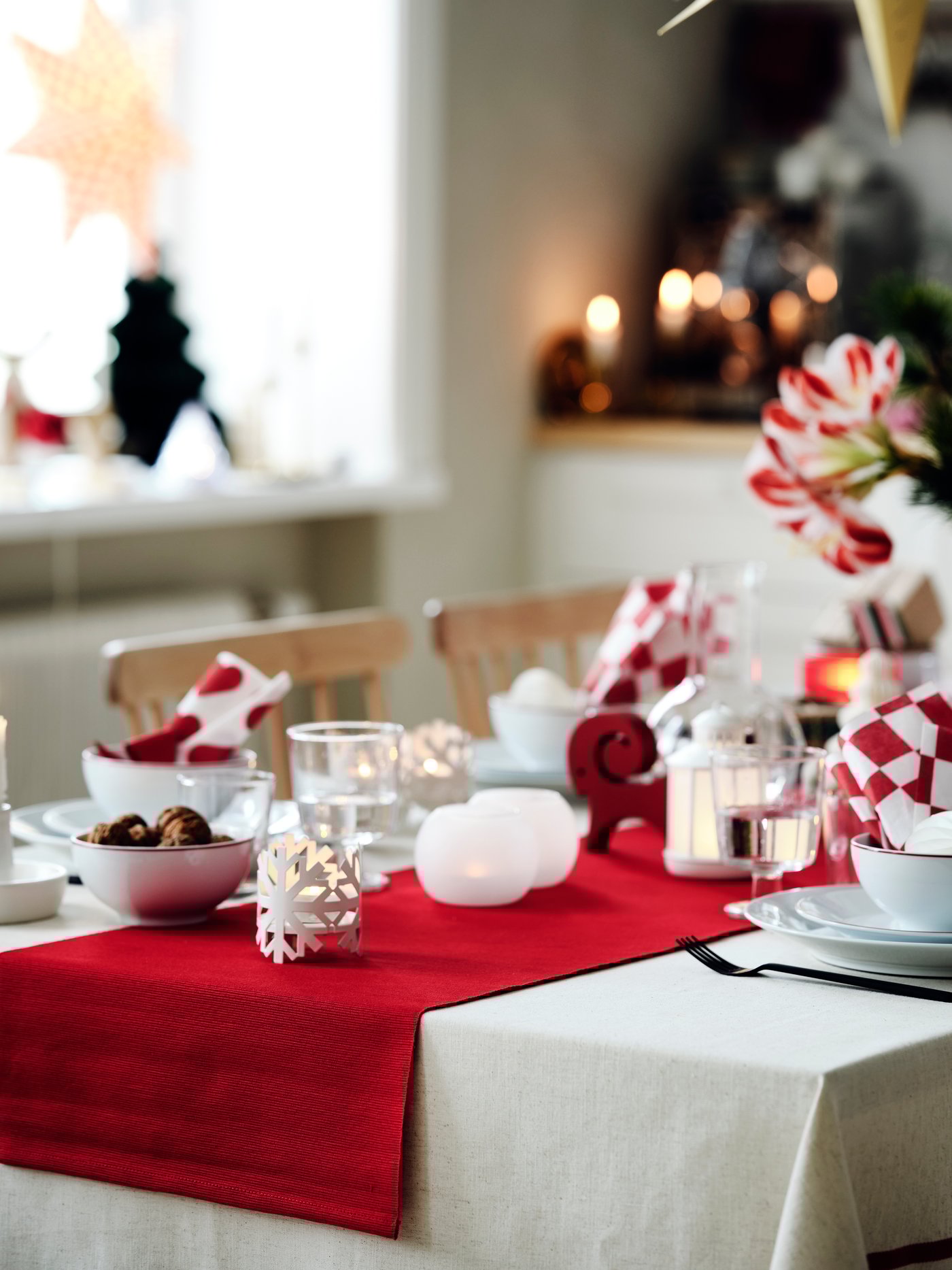 A red VINTERFINT table-runner