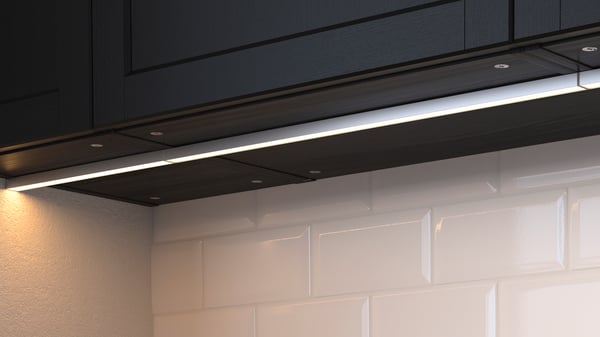 Schwarze Wandschränke mit MITTLED
LED-Spots und LED-Lichtleisten