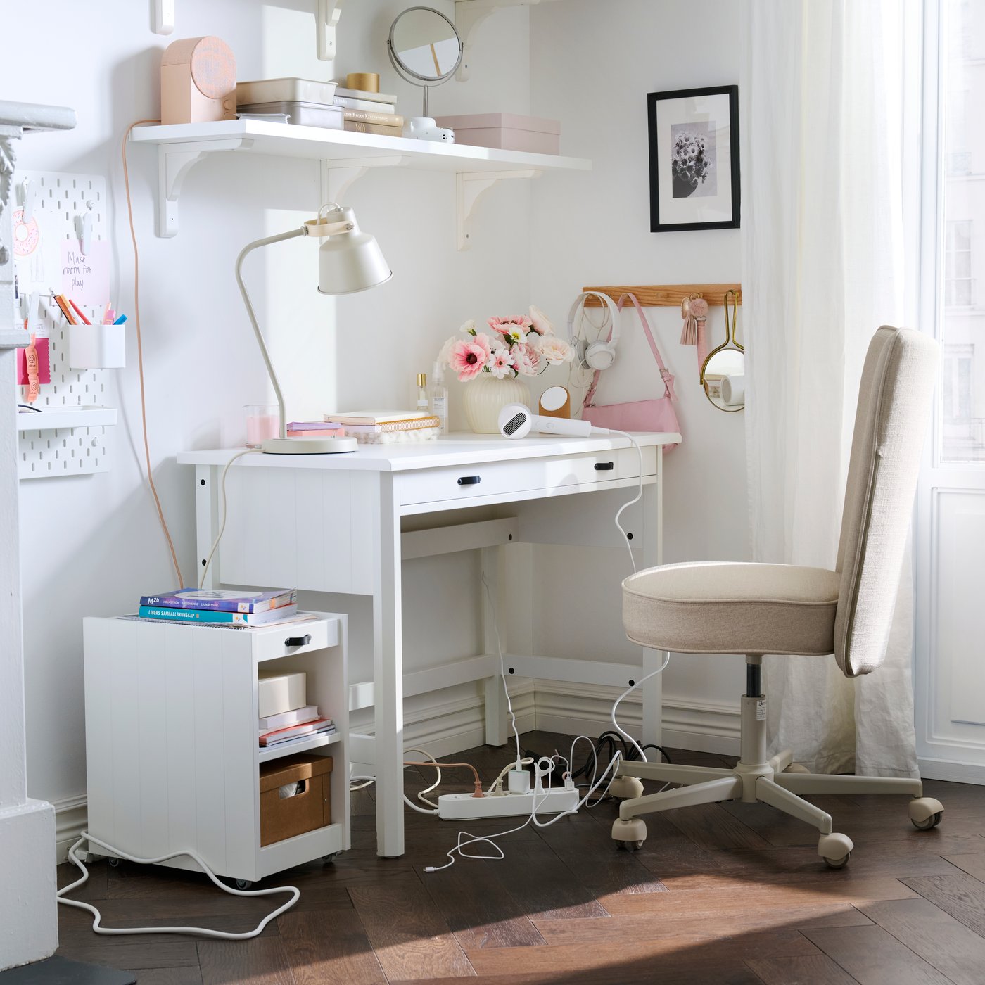 An oak HÖVOLM rack with 6 knobs in the childrens room