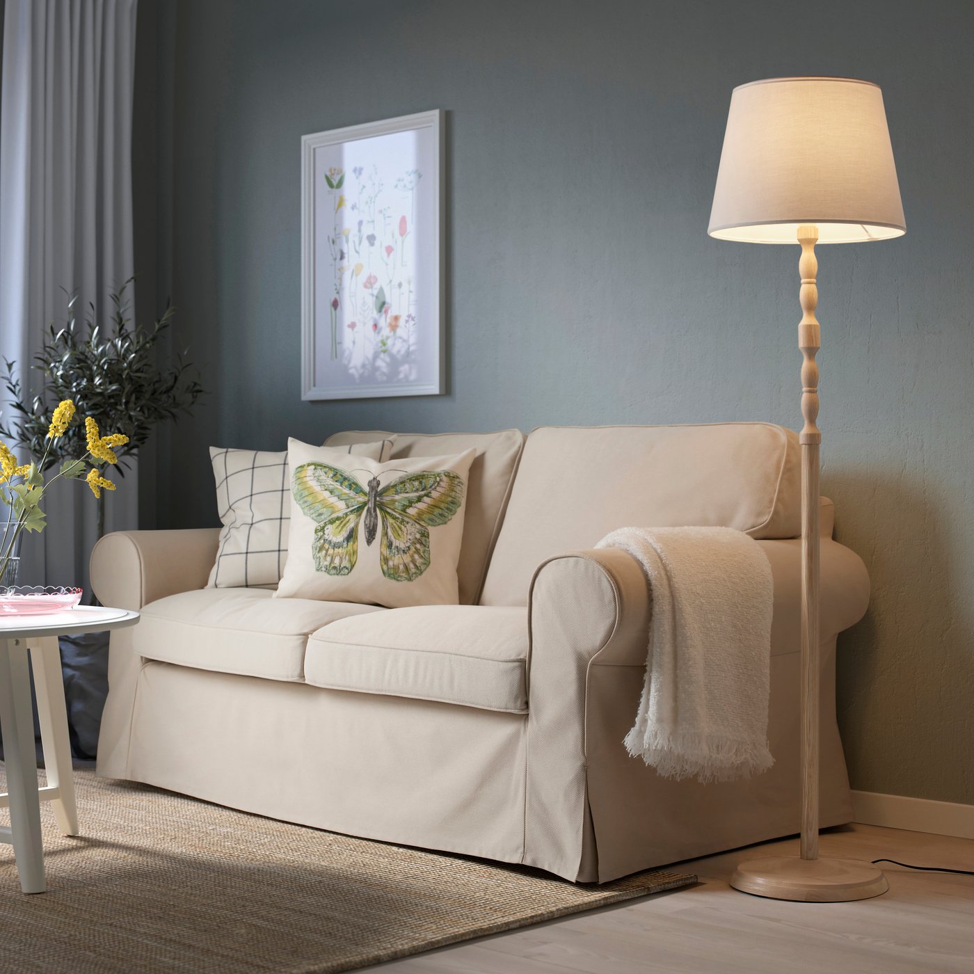 Ein beiges EKTORP Sofa