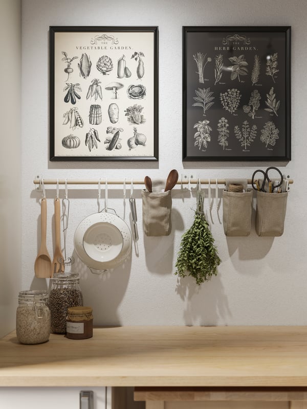 An off-white GEMAK colander in the kitchen