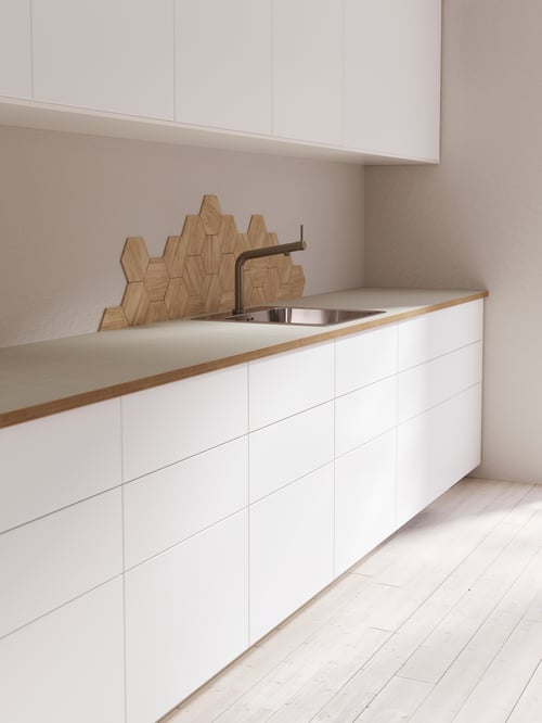Kitchen with white base cabinets with drawers, white wall cabinets with doors, worktop, kitchen sink, kitchen mixer tap.