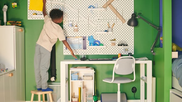 A white/Vissle light grey ÖRFJÄLL children's desk chair in the childrens room