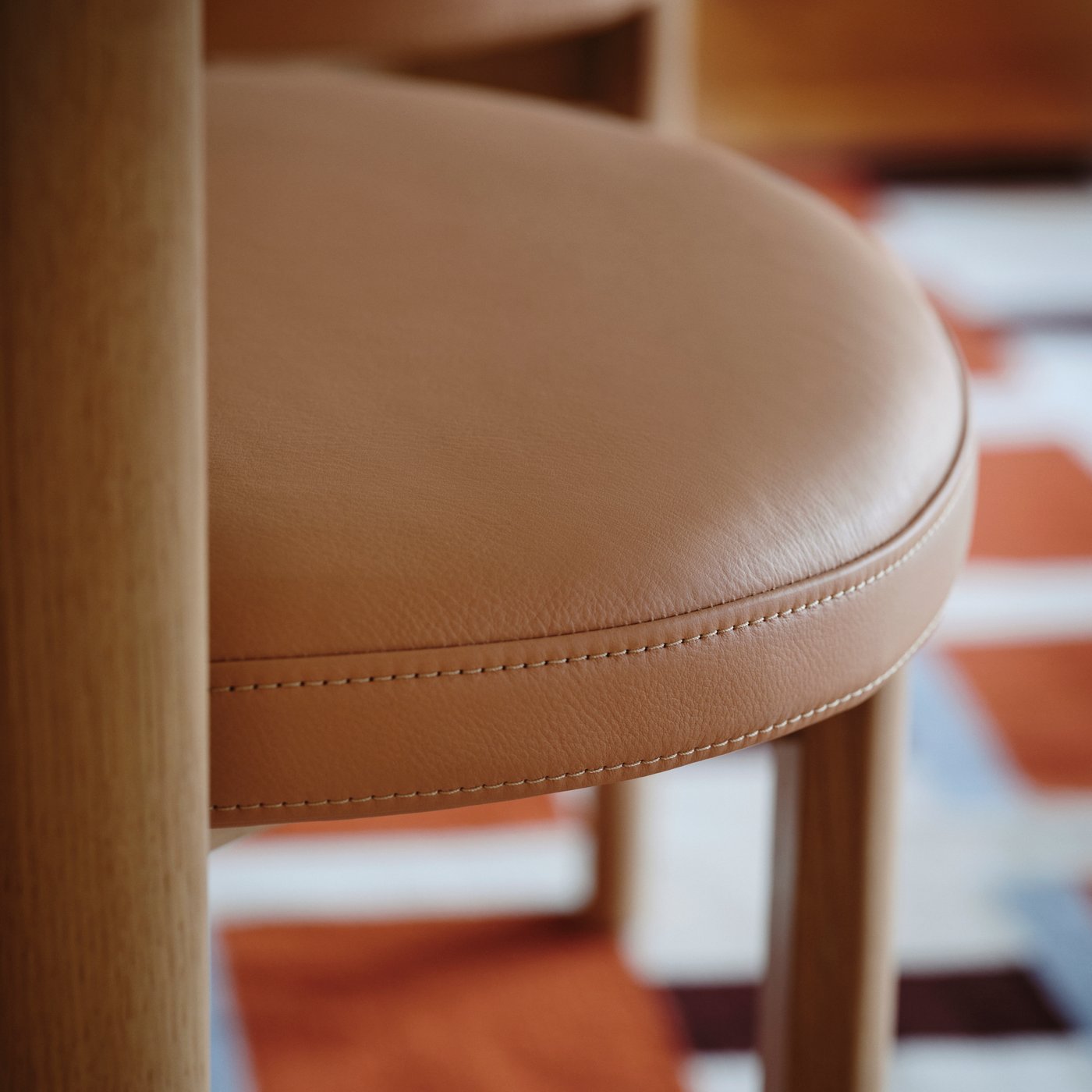 Una cadira STOCKHOLM 2025 de roure/pell.