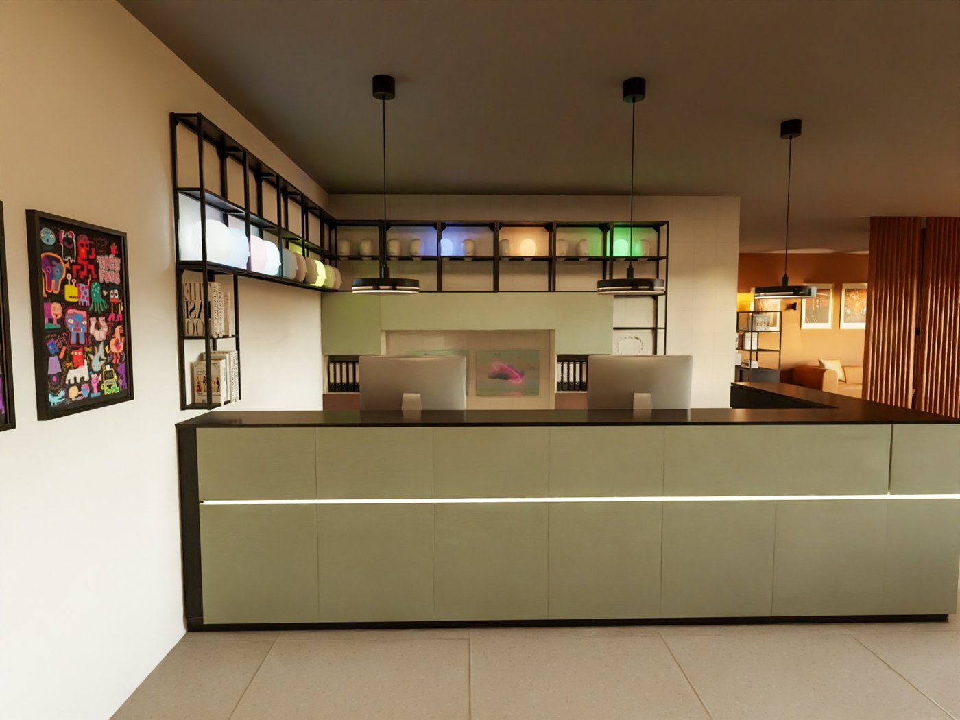 Teil einer Rezeption eines Hotels. Blick auf den Tresen mit Beleuchtung und zwei Monitoren. Dahinter offene Aufbewahrung, die bis zur Dechke reicht.