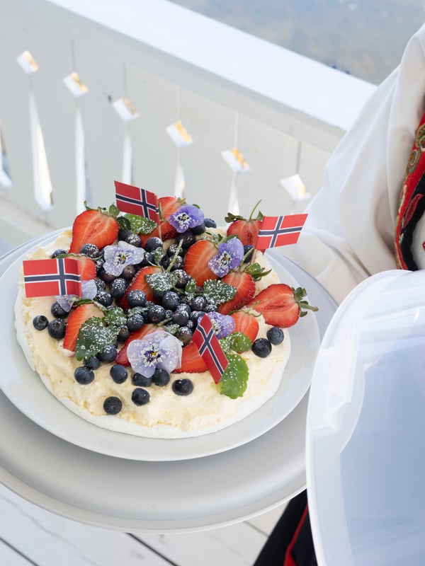 Et stettefat fullt av vafler, boller og kjeks til barna.