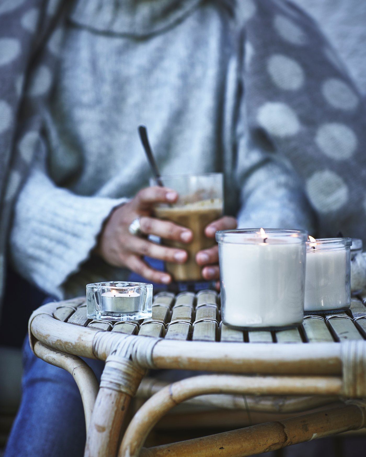 Une bougie chauffe-plat parfumée JÄMLIK vanille/beige clair