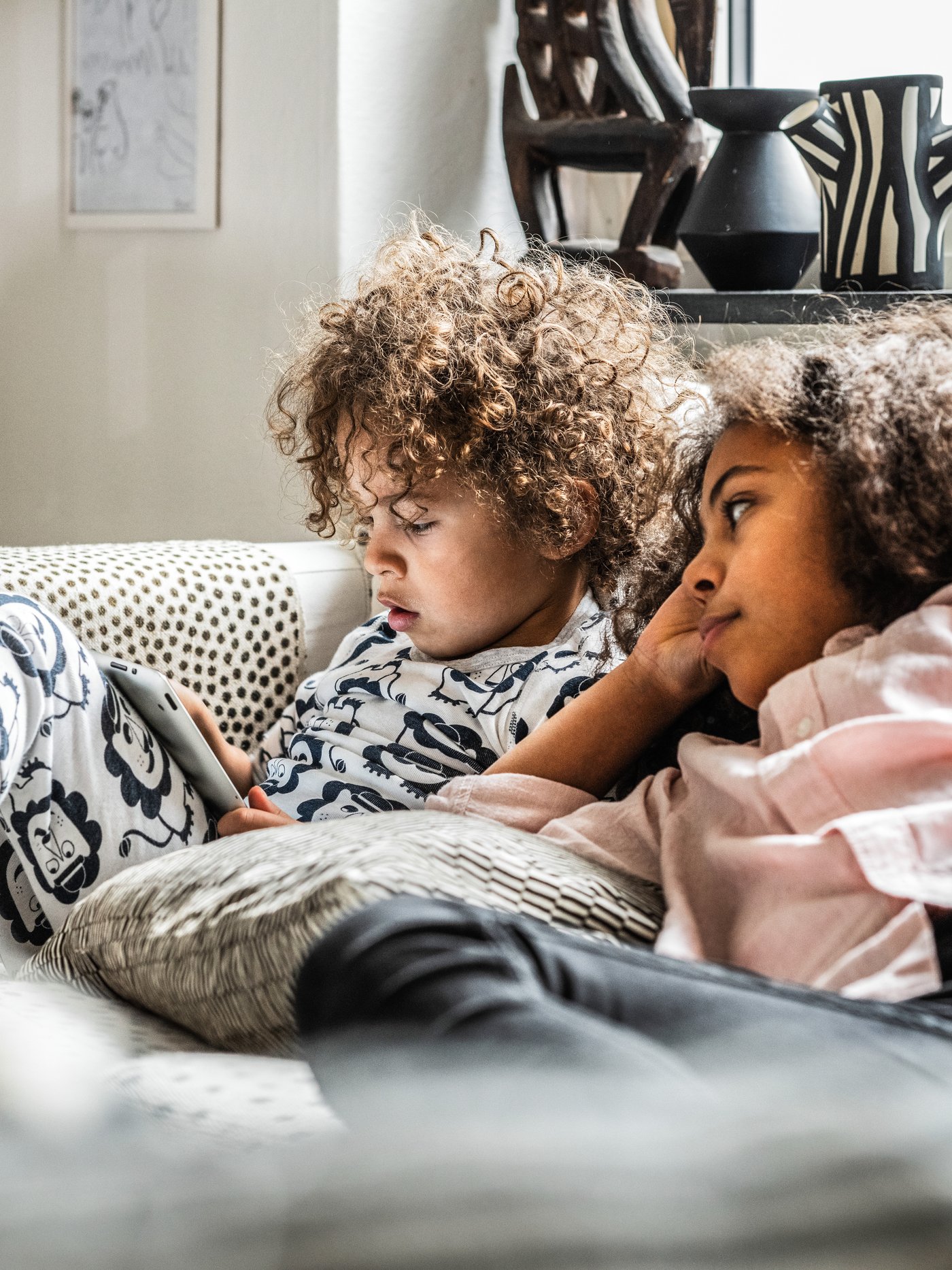 子ども二人がソファに座ってゆっくりしている