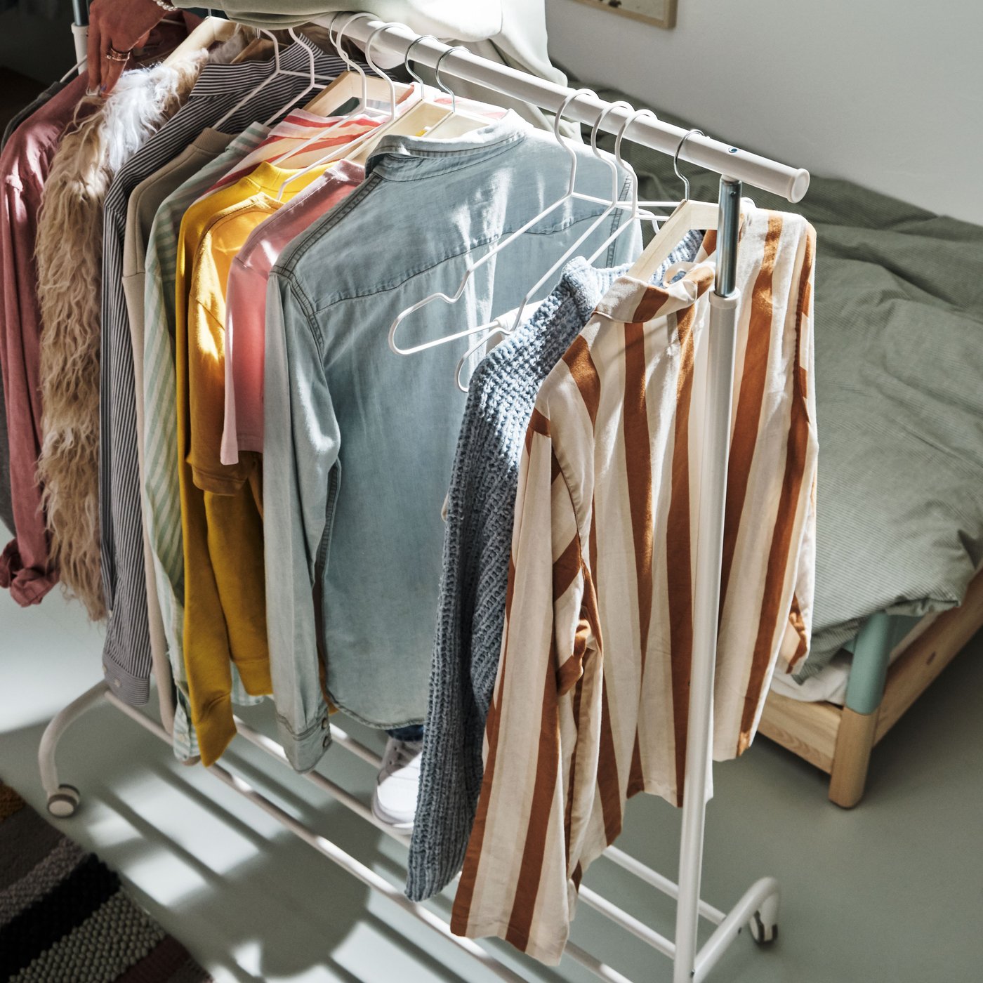 Un burro para ropa RIGGA blanco en el dormitorio