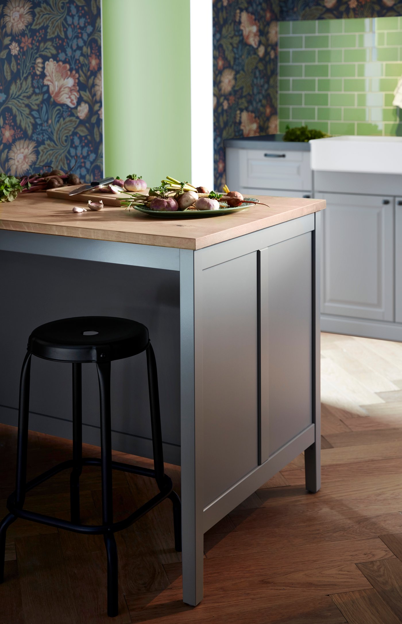 A black RÅSKOG bar stool