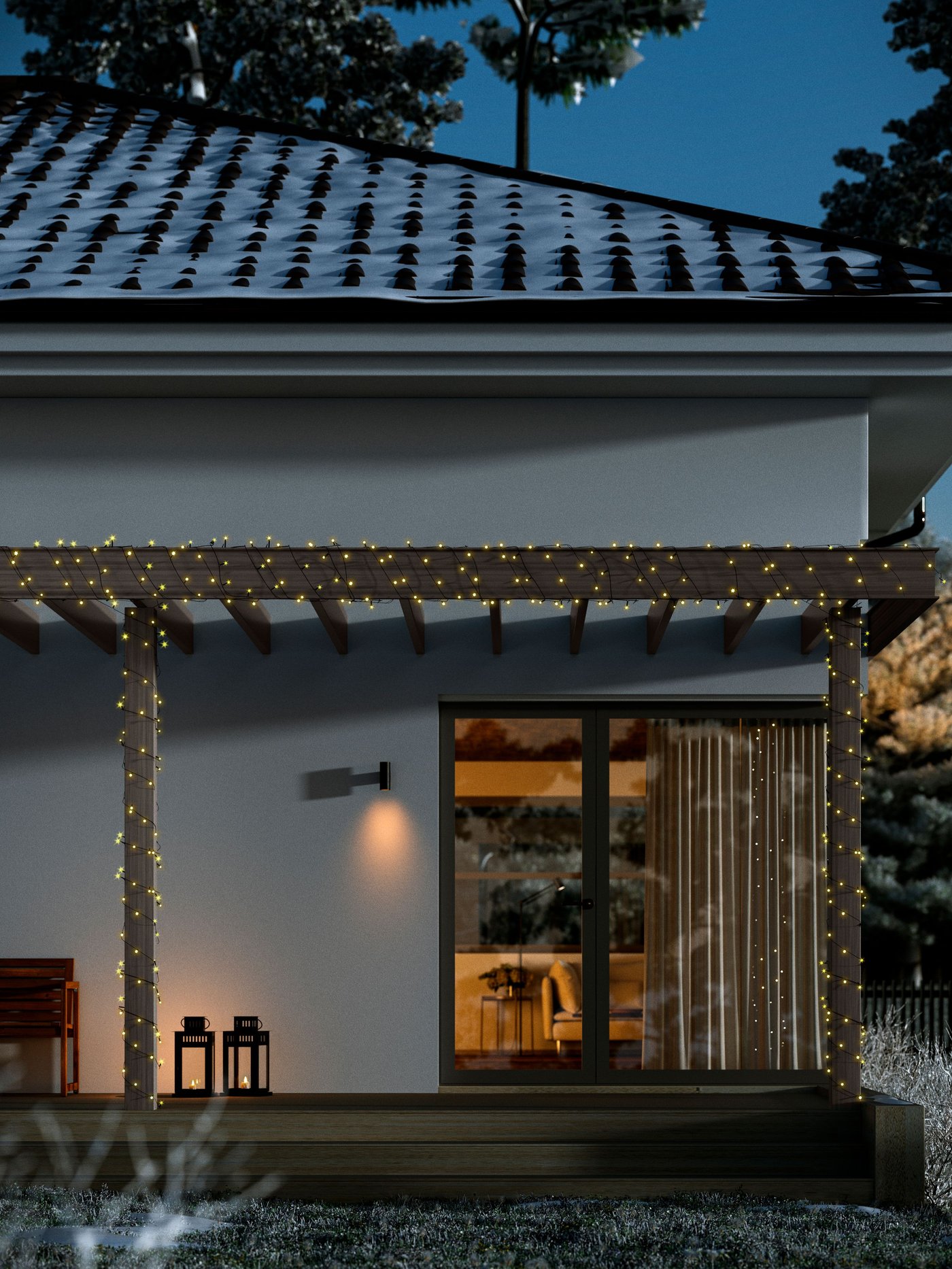 Haus mit überdachter Terrasse, dekoriert mit warmweißen Lichterketten an den Holzpfosten und Dachbalken, zwei Laternen auf dem Boden, große Fenster mit Vorhängen, winterliche Abendstimmung.