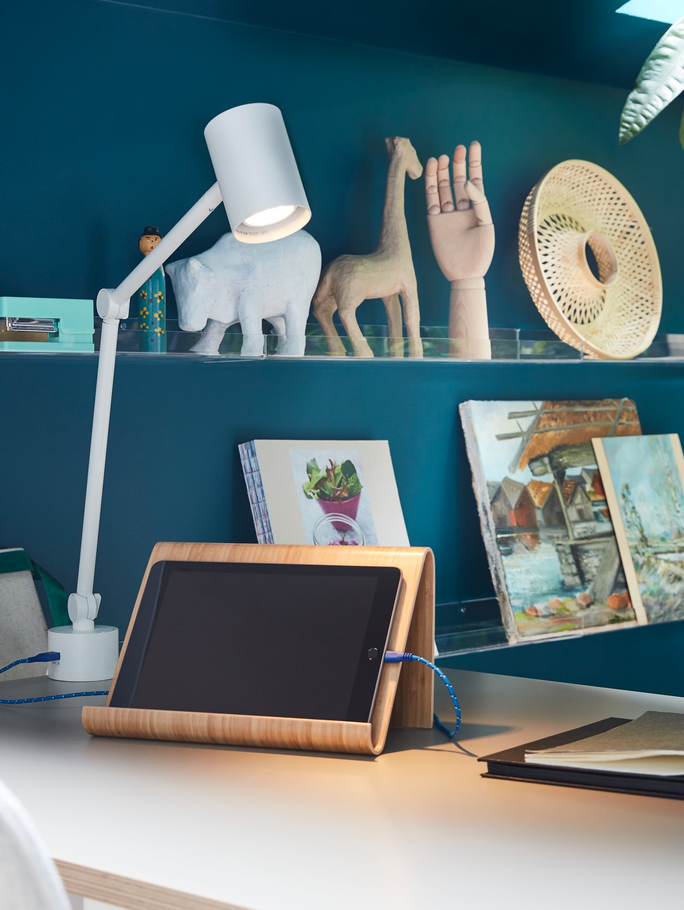 A transparent MELLÖSA picture ledge in the home office
