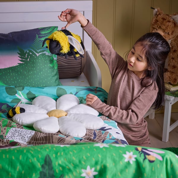 Un bourdon/jouet SKOGSDUVA jaune et noir dans la chambre des enfants