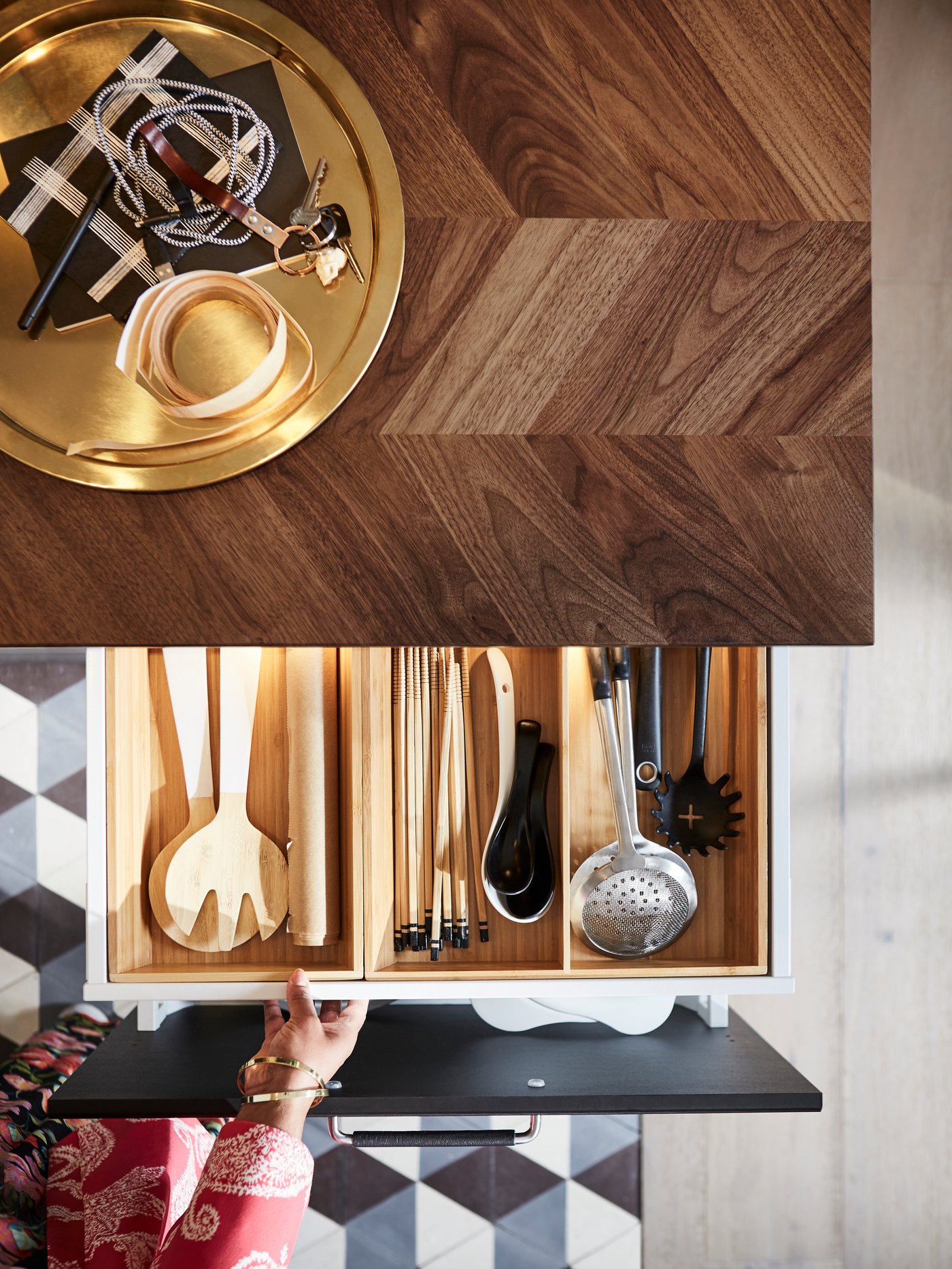 Ein 2-teiliges Salatbesteck-Set aus Bambus/Weiß von GRIPANDE für die Küche