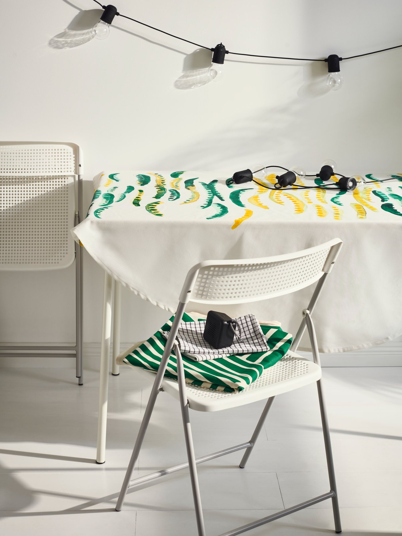 A foldable white/grey TORPARÖ chair, in/outdoor