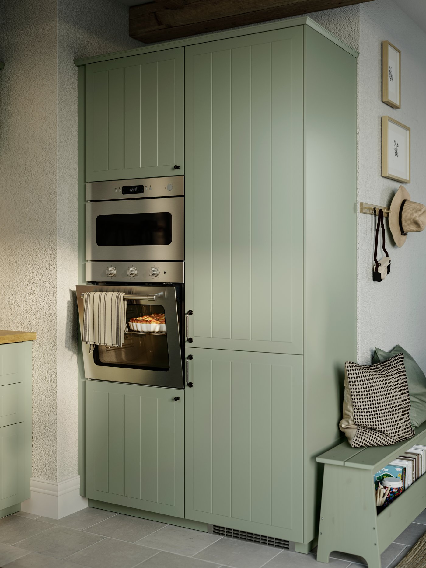 Cocina tradicional con moderno horno de aire forzado con frente de acero inoxidable, horno microondas, dentro de armarios altos de color verde pálido.