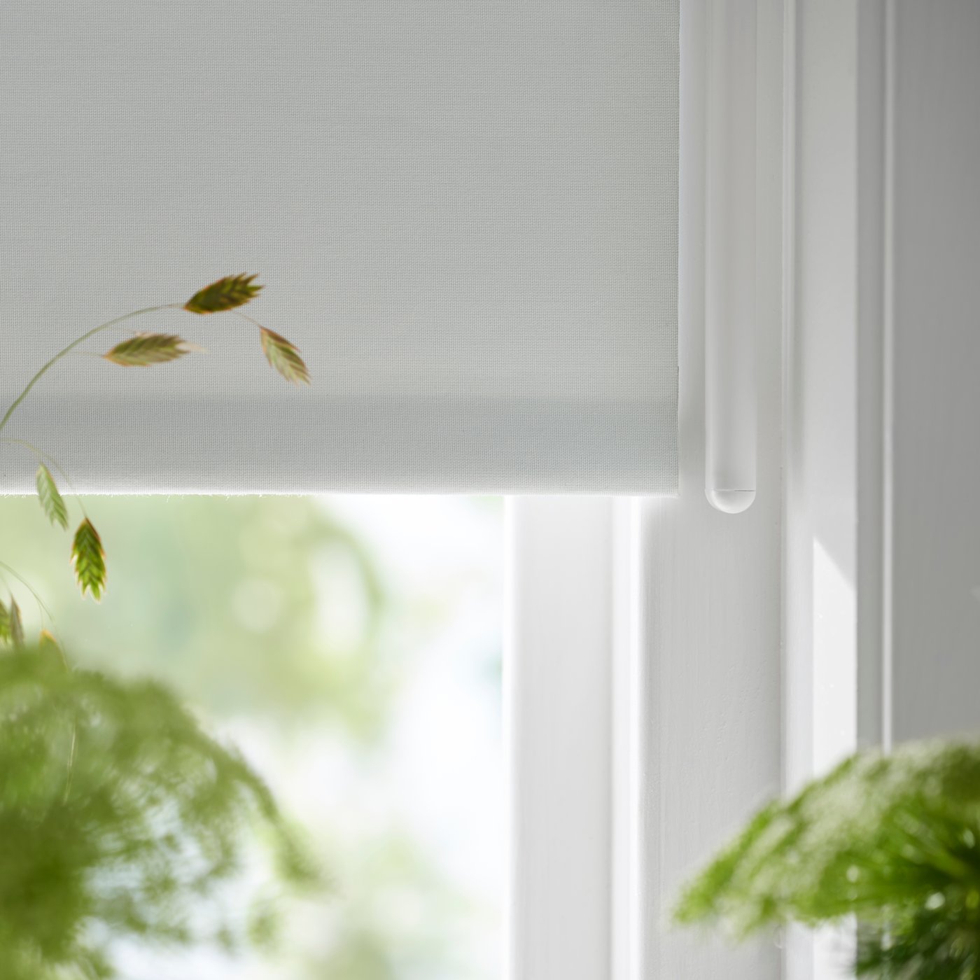 Närbild på en vit FRIDANS rullgardin.