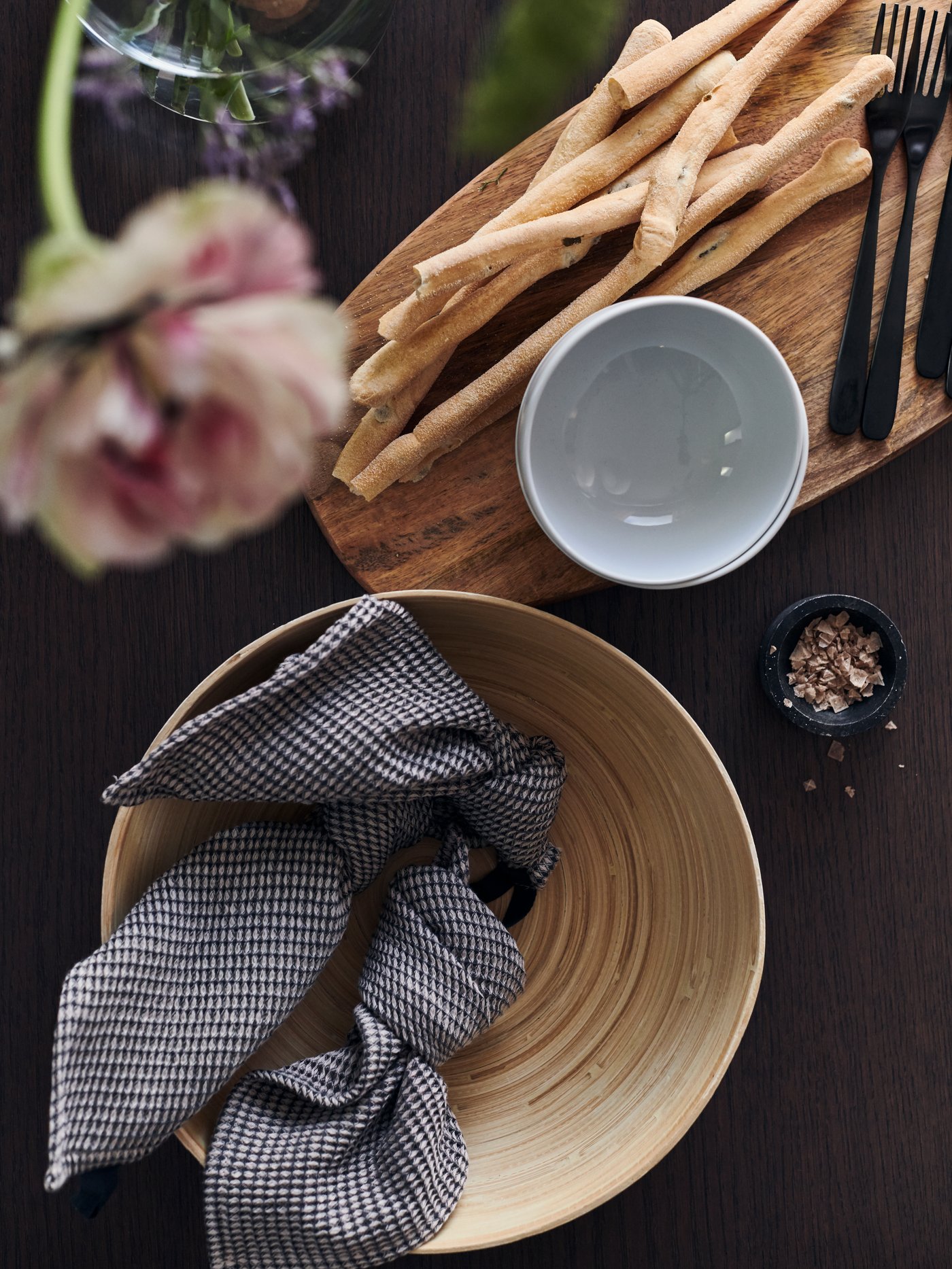 Cocina moderna con un bowl para servir redondo y un cuenco blanco más pequeño sobre una tabla de cortar de madera.
