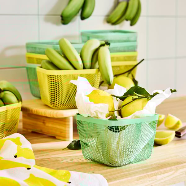 Sitroner og bananer oppebevart i grønne og gule IKEA 365+ kurver.