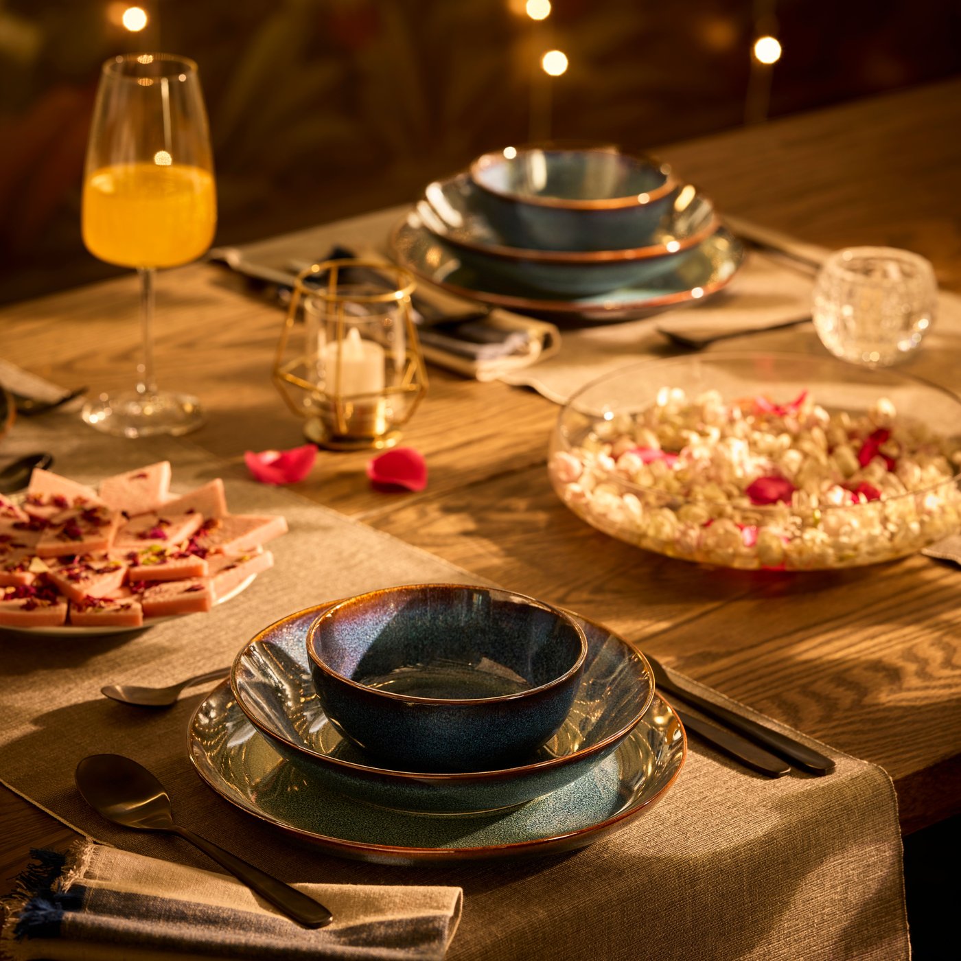 A gold-colour PÄRLBAND tealight holder