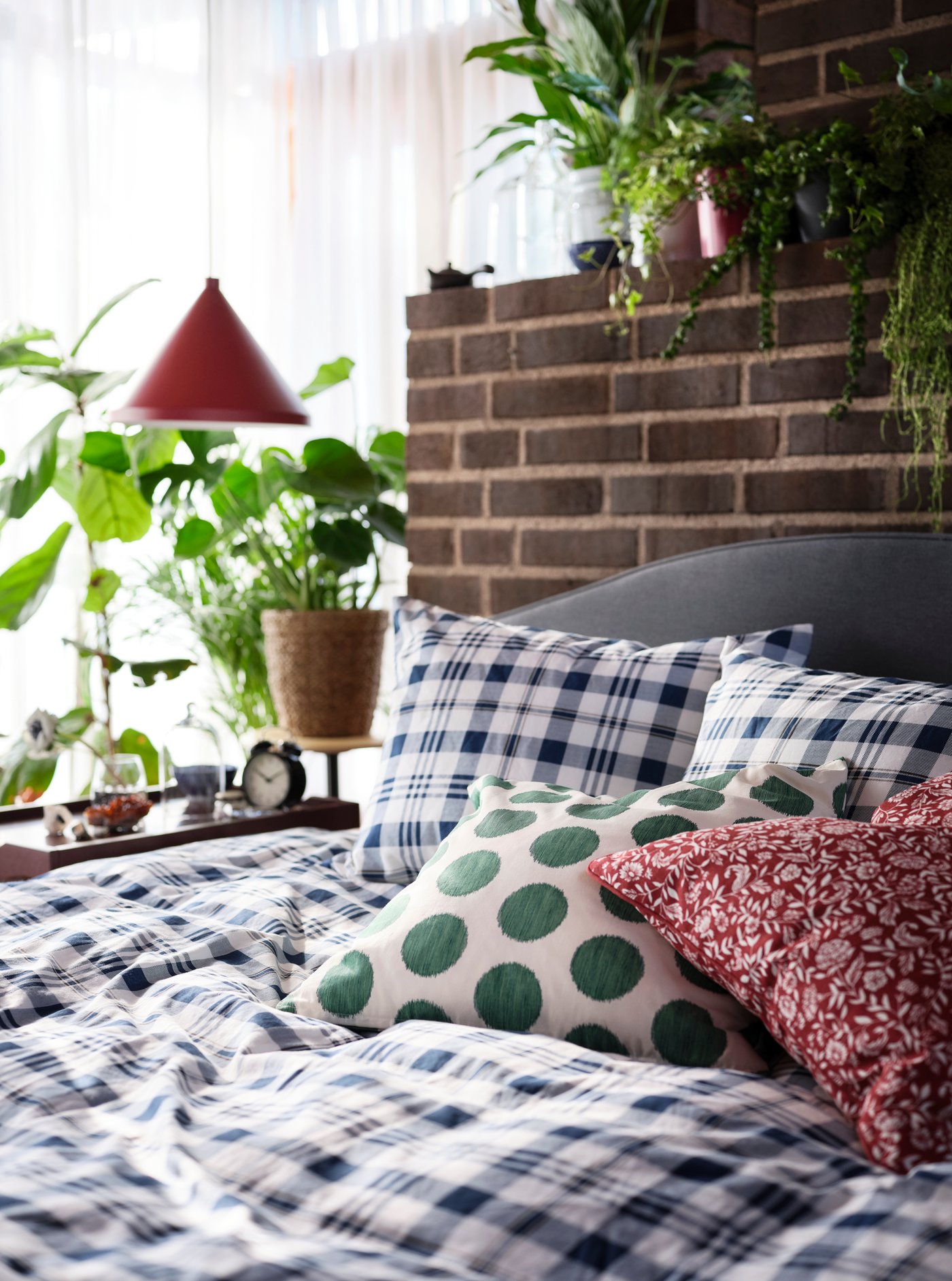 A seagrass VALLMOFRÖN plant pot in the bedroom
