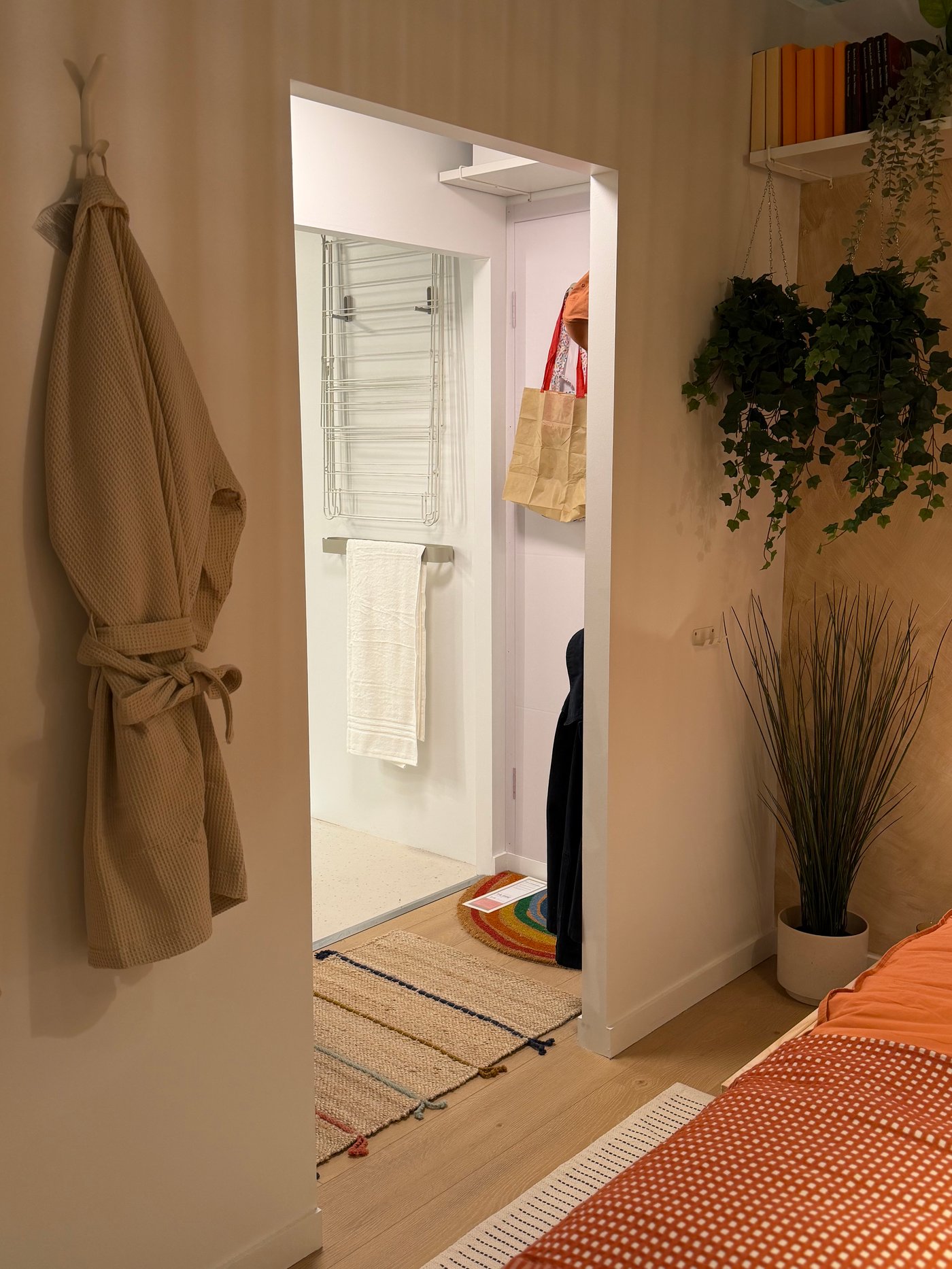 Une salle de bain éclairée, vu d'une chambre