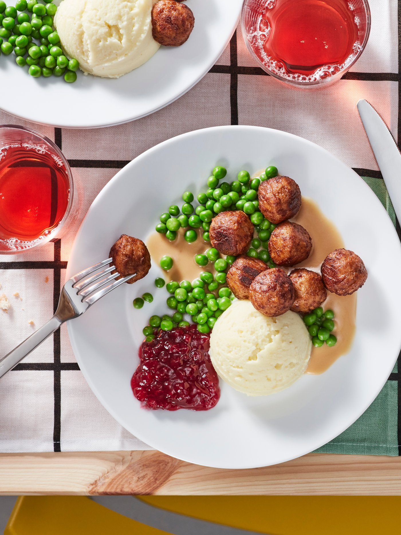 Tálalótál gyöngyökkel, pürével és mártással az asztalon