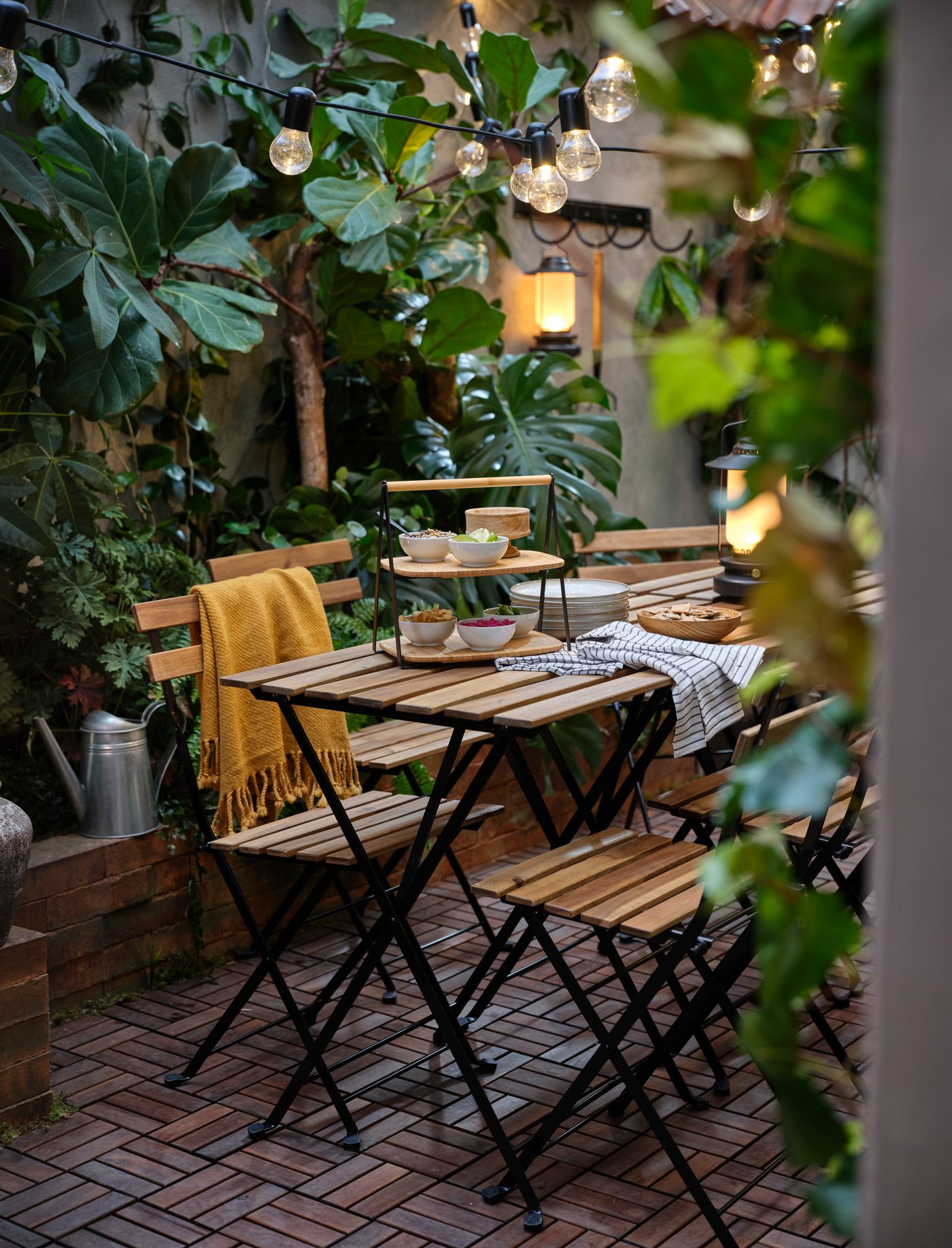 A black BRANDUR hook, in-/outdoor outside