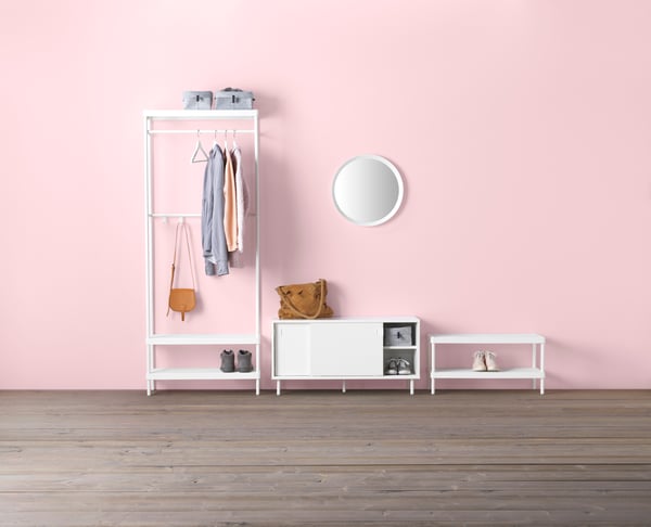 Un banco MACKAPÄR blanco con compartimentos de almacenamiento