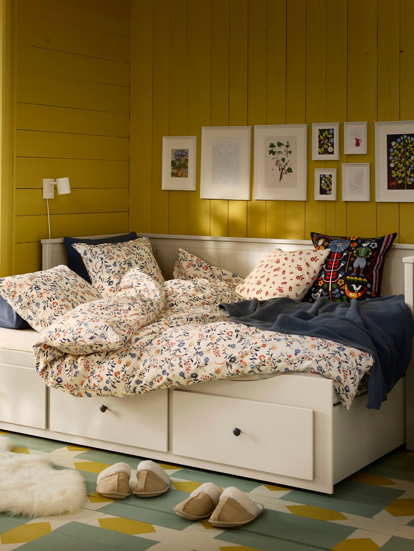 An off-white ULLERSLEV sheepskin in the bedroom