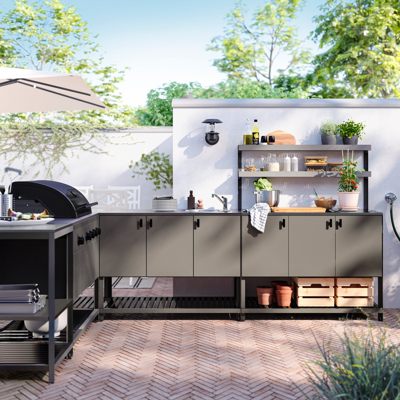 A dark grey BÅTSKÄR outdoor kitchen w gas bbq+sink unit
