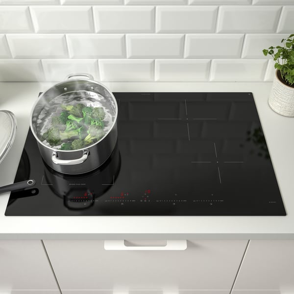 Une plaque de cuisson à induction IKEA 500 black ROGESTAD