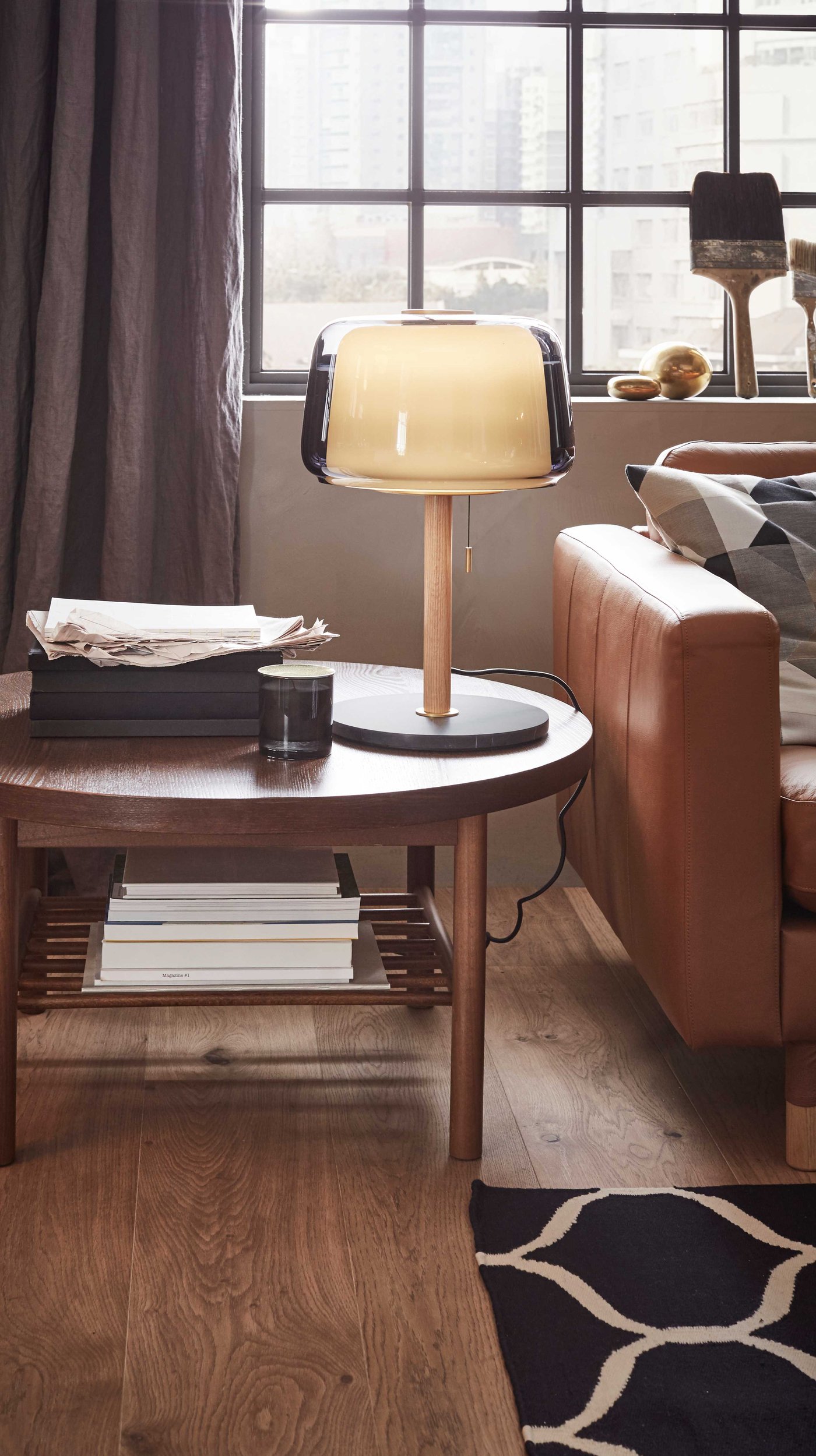 A marble/grey EVEDAL table lamp in the living room
