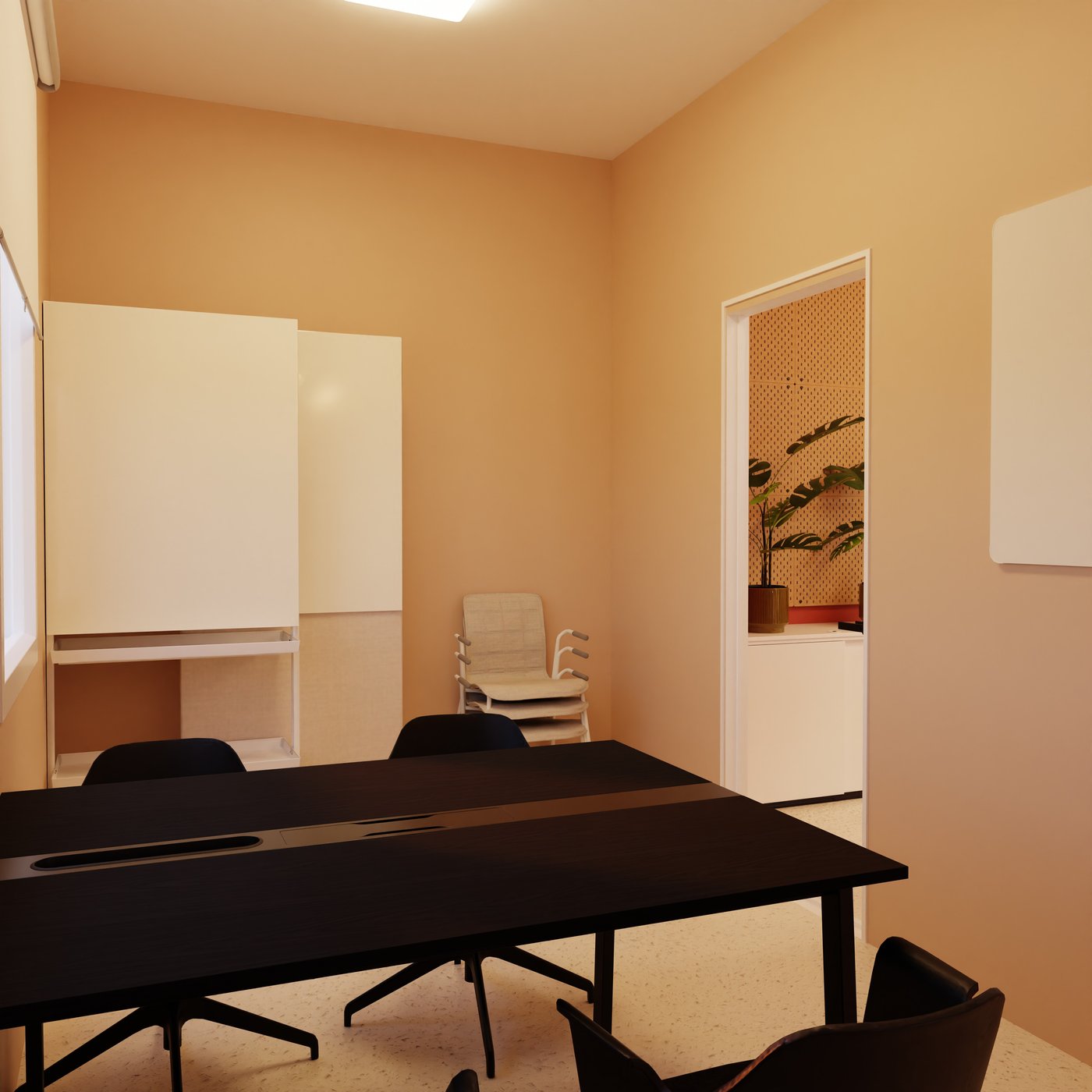 esprechungsraum mit hellbraunen Wänden, großem schwarzem Tisch, schwarzen Stühlen und Whiteboard.