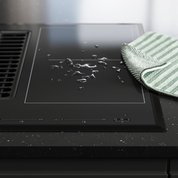 En svart TÄCKNAN induktionshäll/integrerad fläkt från IKEA 500 i köket