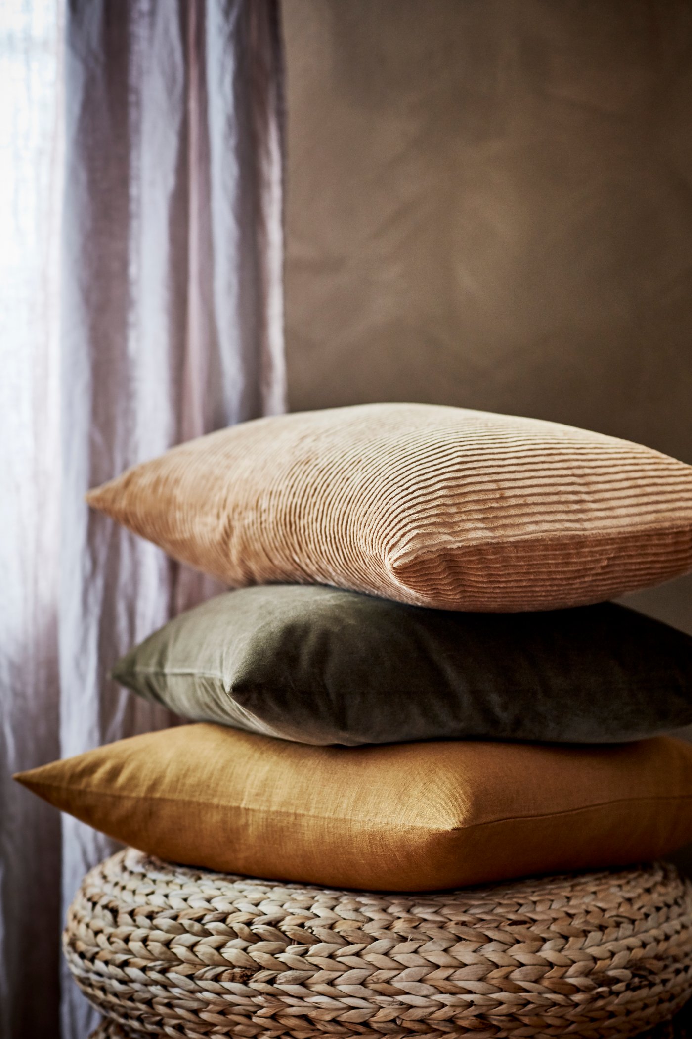 Een donker goudbruine VIGDIS kussenhoes in de woonkamer