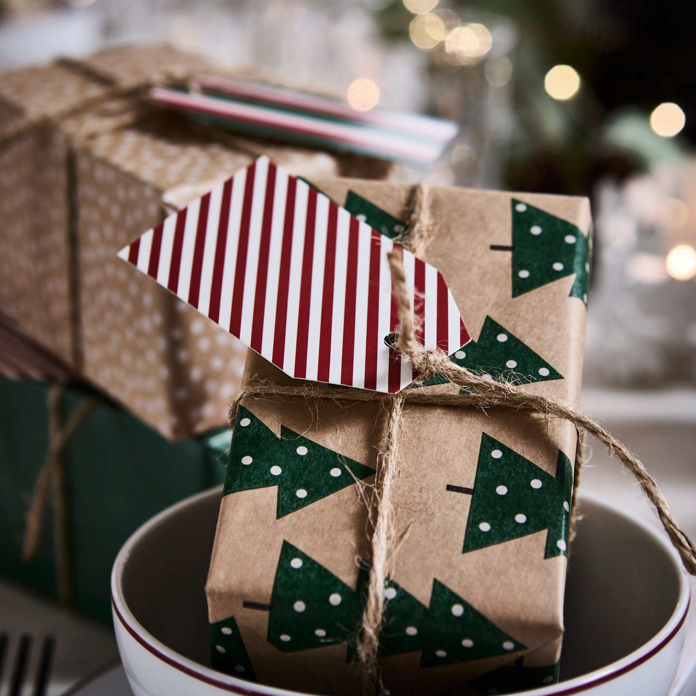 Cadeaux emballés dans du papier cadeau VINTERFINT.