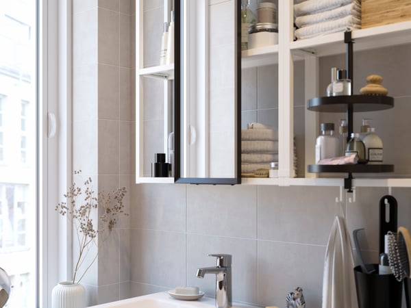 A dark grey PERSILLADE plant pot in the bathroom